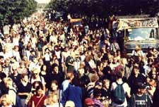 Foto der Hanfparade 1999 in Berlin auf der Strasse Unter den Linden