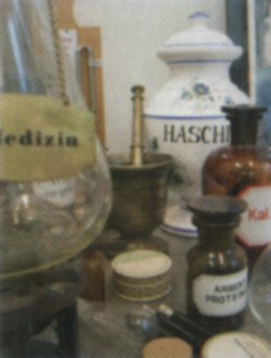 Foto eines klassischen Haschischbehältnis aus Keramik - Bildunterschrift: Cannabis als Medizin war damals üblich