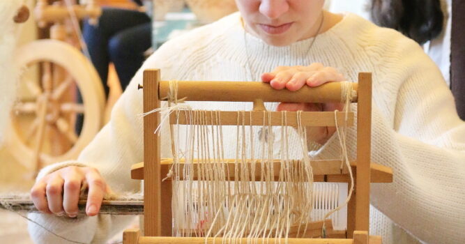 Frau am Webstuhl im Hanf Museum